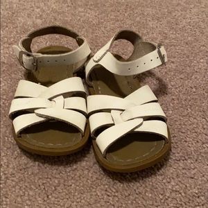 White saltwater sun sans sandals size 9